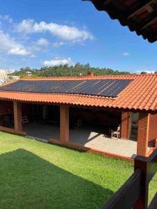 a building with solar panels on the roof at Linda chácara reformada. in Itu