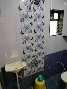 A bathroom at Patkar's Vaishnavi Niwas - Home Stay