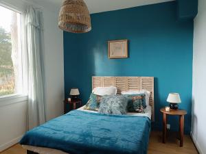 サン・ブルヴァン・レ・パンにあるMaison Saint-Brevin-les-Pins, 4 pièces, 6 personnes - FR-1-364-171のベッドルーム1室(青い壁、枕付きのベッド1台付)