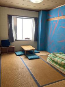 Habitación con mesa, cama y ventana en TRAX NUNOBA - Vacation STAY 02612v, en Yuzawa