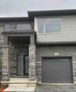 Una casa con un garaje con un cartel. en Entire Home In Niagara Falls, Canada en Niagara Falls
