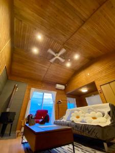 1 dormitorio con 1 cama y ventilador de techo en Novocell, en Kokonoe