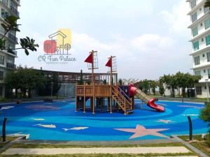 um parque infantil num resort com escorrega em CR Fun Palace Homestay BSP21 em Jenjarum