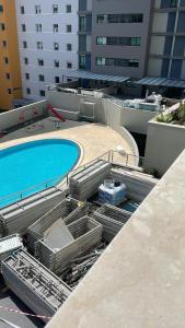 uma vista superior de uma piscina num edifício em Lou-Jos no Funchal