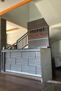 um sinal para um sinal de hotel wush num quarto em HOTEL WARTA SARI em Denpasar