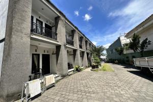 a cobblestone street in front of a building at HOTEL WARTA SARI in Denpasar