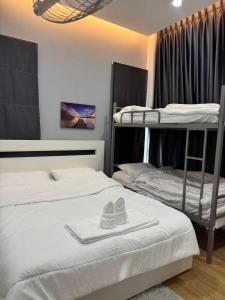 2 Betten in einem Zimmer mit 2 Etagenbetten in der Unterkunft Pool Villa Udonthani in Udon Thani