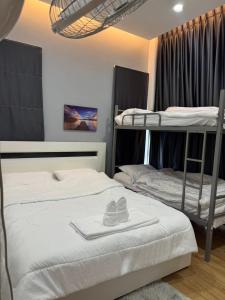 sypialnia z 2 łóżkami piętrowymi z kapeluszami i ręcznikami w obiekcie Pool Villa Udonthani w mieście Udon Thani