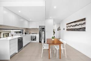 Kuchyňa alebo kuchynka v ubytovaní New Modern 2BR 2baths Apt in Homebush Sleeps 6