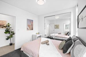 Posteľ alebo postele v izbe v ubytovaní New Modern 2BR 2baths Apt in Homebush Sleeps 6