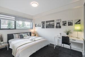 Giường trong phòng chung tại King bed Apt Study Homebush Sleeps 3