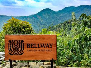 un segno per un hawaiano sulle colline di Bellway Chalets a Dedugala