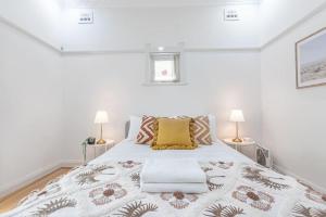1 dormitorio blanco con 1 cama grande y 2 lámparas en Homely 4 Bdrms House in Eastwood Sleeps 11, en Eastwood