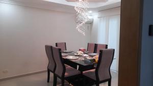 a dining room with a black table and chairs at Villa del Carmen. Casa 5 in Ríohacha