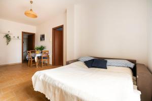 A bed or beds in a room at Casa Vacanze Albarìa