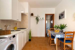 A kitchen or kitchenette at Casa Vacanze Albarìa
