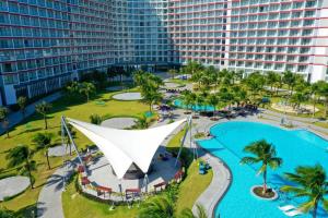 una vista aérea de un complejo con piscina y un gran edificio en The Oceanfront Apartment At Cam Ranh en Cam Ranh