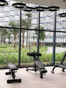 una palestra con una grande finestra con sedie e un parco giochi di The Oceanfront Apartment At Cam Ranh a Cam Ranh