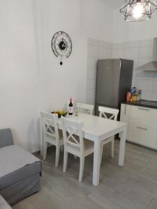 een keuken met een witte tafel en stoelen in een kamer bij CASA CALAMICHE in Los Llanos de Aridane