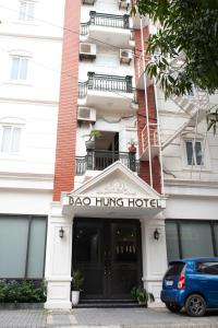 een auto geparkeerd voor een tas opgehangen hotel bij Bảo Hưng Hotel in Thanh Hóa