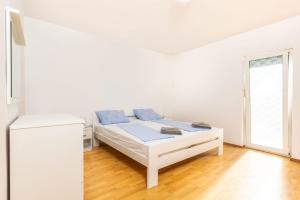 Ein Bett oder Betten in einem Zimmer der Unterkunft Charmantes Appartement in Medulin mit Terrasse und Garten und Neben dem Strand