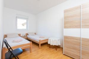 Ein Bett oder Betten in einem Zimmer der Unterkunft Charmantes Appartement in Medulin mit Terrasse und Garten und Neben dem Strand