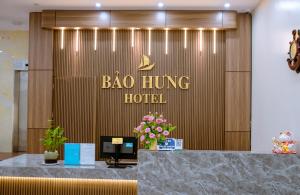 um átrio com uma placa de hotel pendurada numa parede em Bảo Hưng Hotel em Thanh Hóa