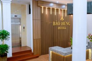 a lobby with a bao living hotel sign on a wall at Bảo Hưng Hotel in Thanh Hóa