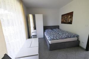 niewielka sypialnia z łóżkiem i oknem w obiekcie Appartement in Naterki mit Terrasse, Garten und Grill w mieście Nattern