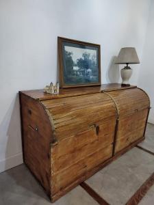 un cofre de madera con una foto encima en Arenales Centro en Chascomús