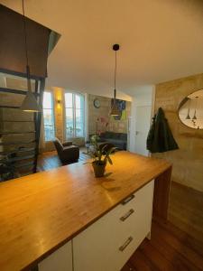 W pokoju znajduje się kuchnia z drewnianym blatem. w obiekcie Les Capucins w mieście Bordeaux