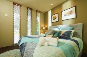 een slaapkamer met een bed met een teddybeer erop bij No.6 - Luxury Private Haven in the Heart of Bright in Bright