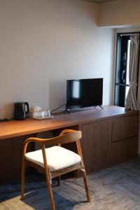 Una televisión o centro de entretenimiento en Lang Hotel Ueno 朝食付 #上野駅徒歩9分 #秋葉原浅草羽田&成田空港へ便利