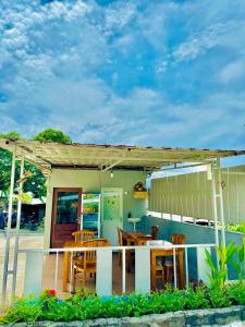 ペニダ島にあるPrasi Sunrise Homestayの小さな家(テーブルと椅子付)