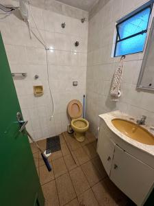 een badkamer met een toilet, een wastafel en een douche bij Chácara em Ibiúna com piscina e vista incrível in Ibiúna