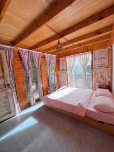 Katil atau katil-katil dalam bilik di Utopia Homestay Đà Lạt