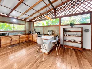 Cucina o angolo cottura di Whispering Wisdom, 3 Bed with Pool, Steps to Beach