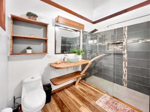 un bagno con lavandino e WC di Whispering Wisdom, 3 Bed with Pool, Steps to Beach a Tuba Creek