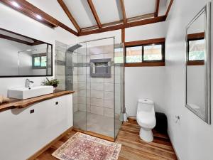 Koupelna v ubytování Whispering Wisdom, 3 Bed with Pool, Steps to Beach + 12 fotografií