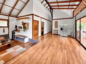 Letto o letti in una camera di Whispering Wisdom, 3 Bed with Pool, Steps to Beach