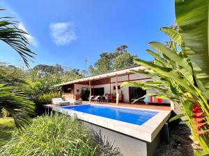 una casa con una piscina di fronte di Whispering Wisdom, 3 Bed with Pool, Steps to Beach a Tuba Creek