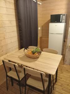 - une table en bois avec un bol de fruits dans l'établissement Espace Détente des Calumets, à Saint-Paul