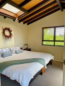 Un pat sau paturi într-o cameră la TekapoB2 Lakeview Apartment