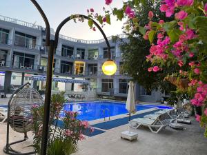 un hotel con piscina di fronte a un edificio di MODA SUİT ÇAMYUVA a Antalya (Adalia)