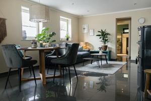 a living room with a dining room table and chairs at Idyllische Ferienwohnung im Kraichgau in Sinsheim