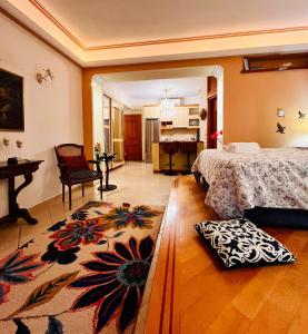 1 dormitorio con 1 cama y sala de estar en Dreamy Luxury Studio, en Nafpaktos