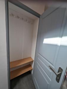 un placard avec une porte et une étagère en bois dans l'établissement Duplex "La belle vue ", à Entrevaux