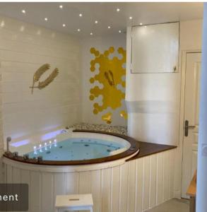 uma casa de banho com uma grande banheira e um frigorífico em New Suite & SPA - Cannes Centre - Croisette em Cannes