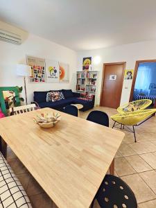 sala de estar con mesa de madera y sillas en Casa Liza en Anguillara Sabazia