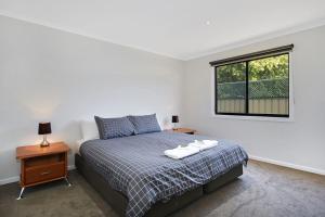 Säng eller sängar i ett rum på Snowgum Bright Retreat - 2